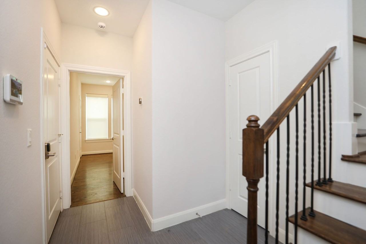 2212 Stuart St - Photo 5 of 37