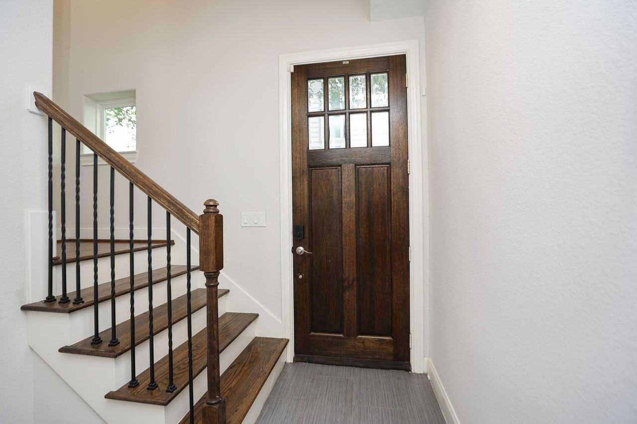 2212 Stuart St - Photo 6 of 37