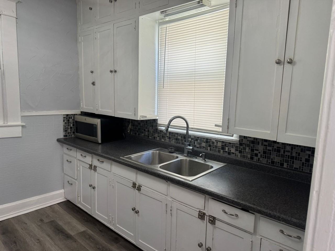 3015 Edmond St - Photo 4 of 14