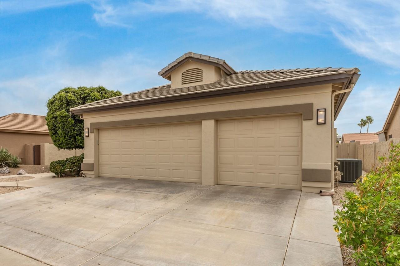 9843 E Sunburst Dr - Photo 3 of 36