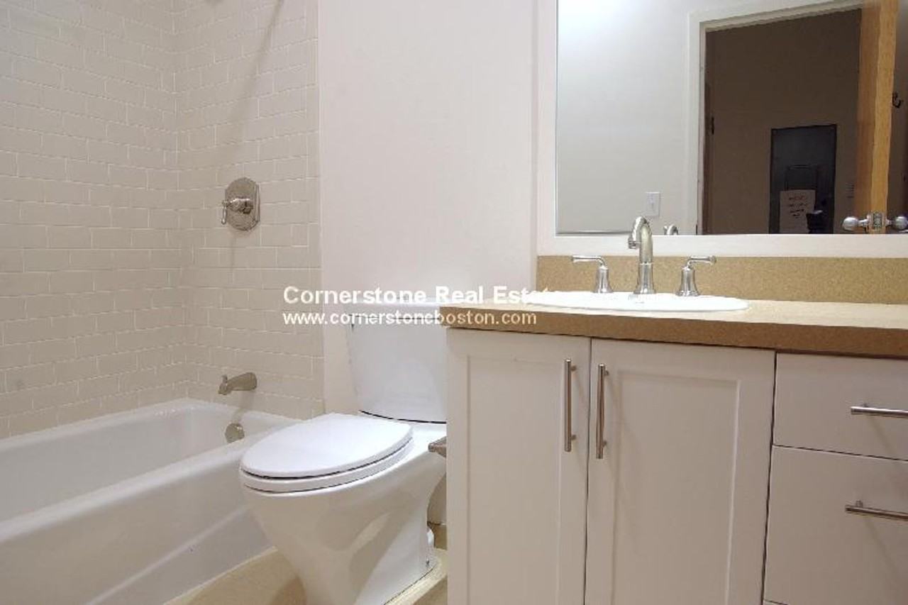 409 Washington St - Photo 3 of 5