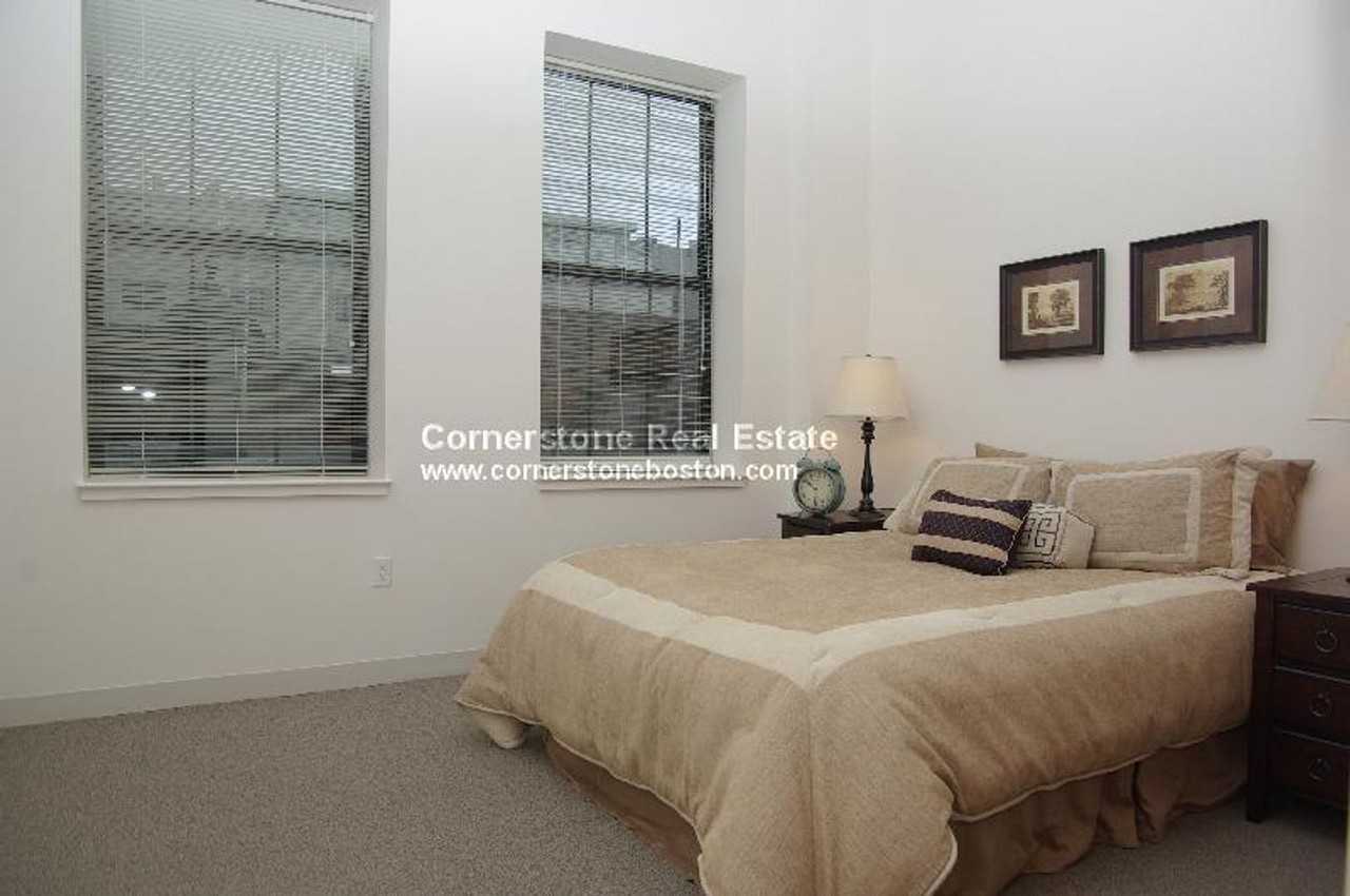 409 Washington St - Photo 4 of 5