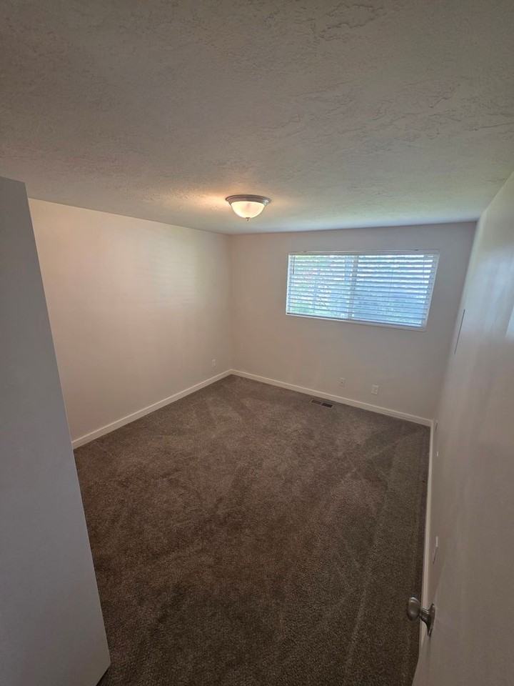 904 S 1213 E - Photo 6 of 17