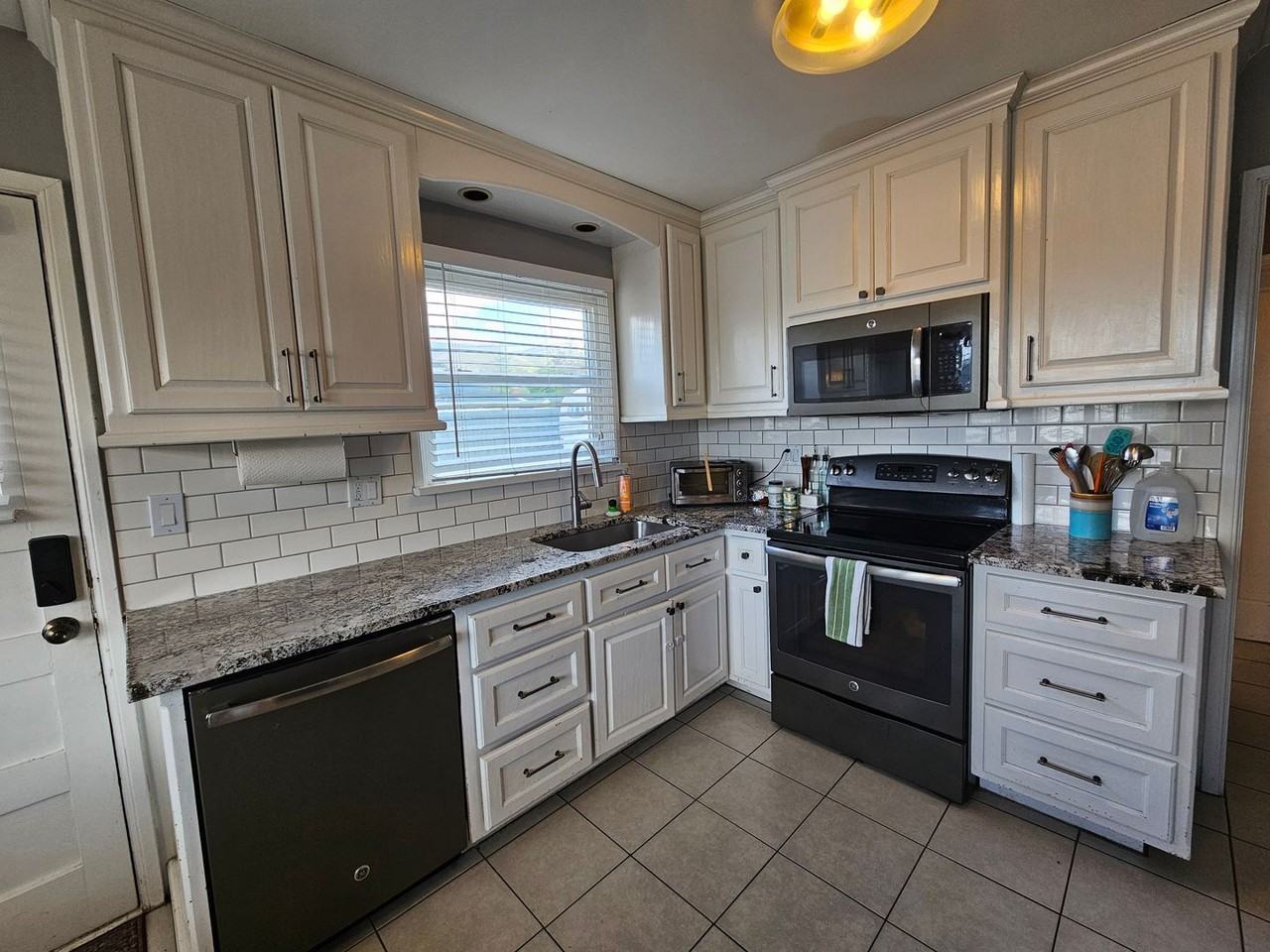 2016 E Stratford Dr - Photo 4 of 26