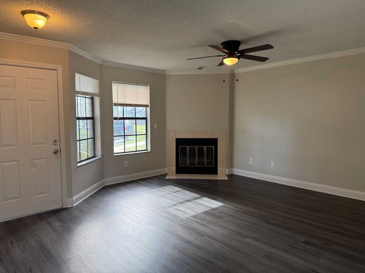 2982 Embassy Ct - Photo 2 of 18