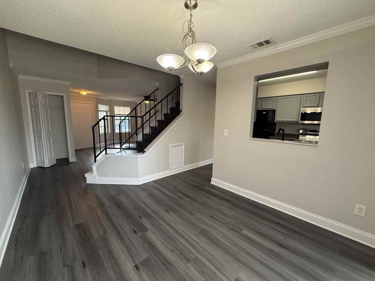 2982 Embassy Ct - Photo 5 of 18