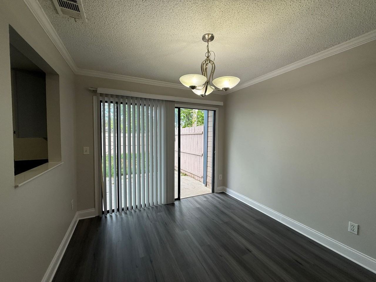 2982 Embassy Ct - Photo 6 of 18