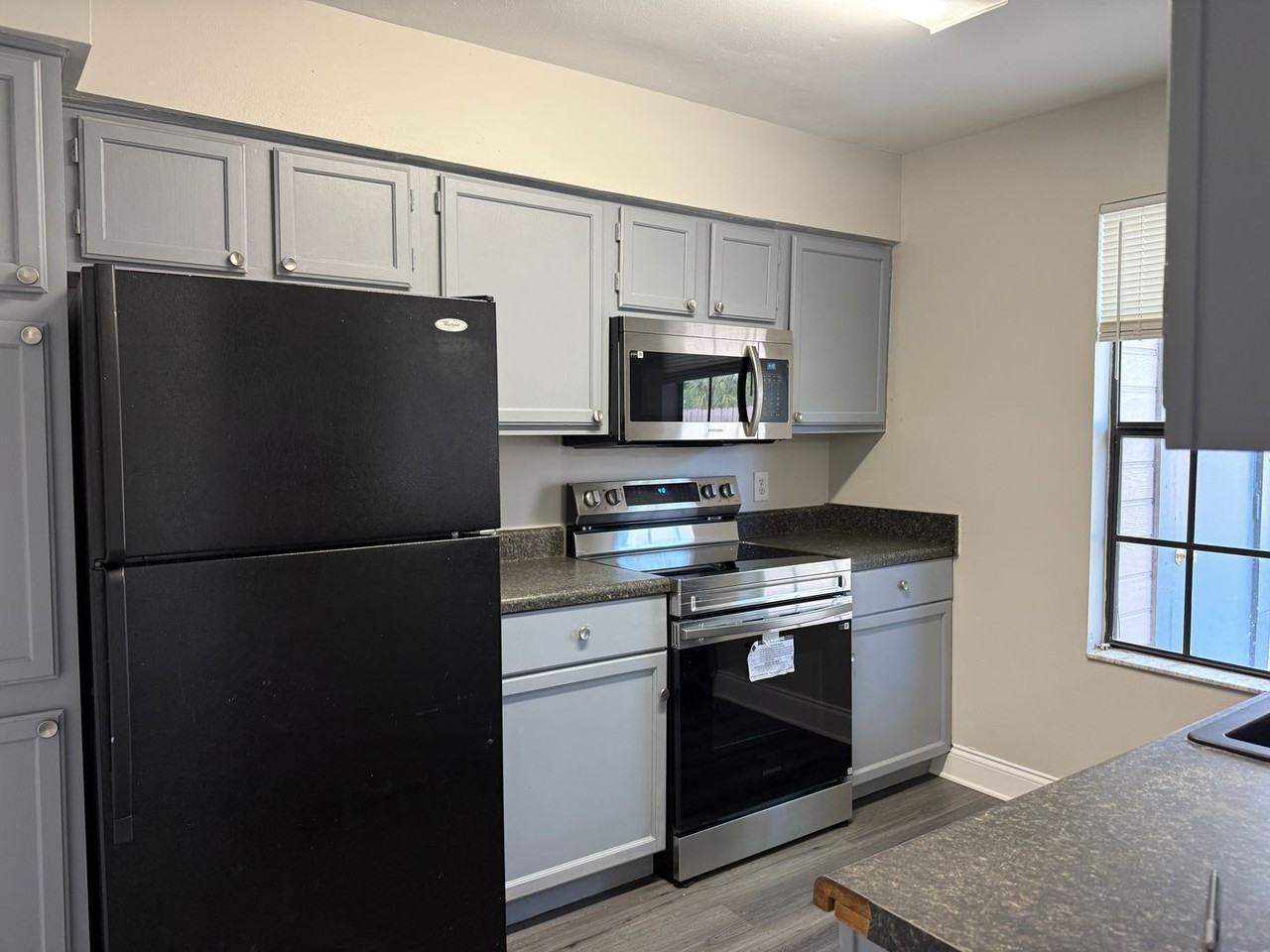 2982 Embassy Ct - Photo 7 of 18