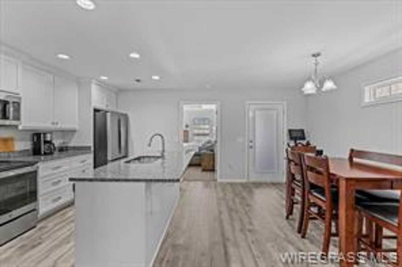 102C Whispering Pines St - Photo 2 of 7