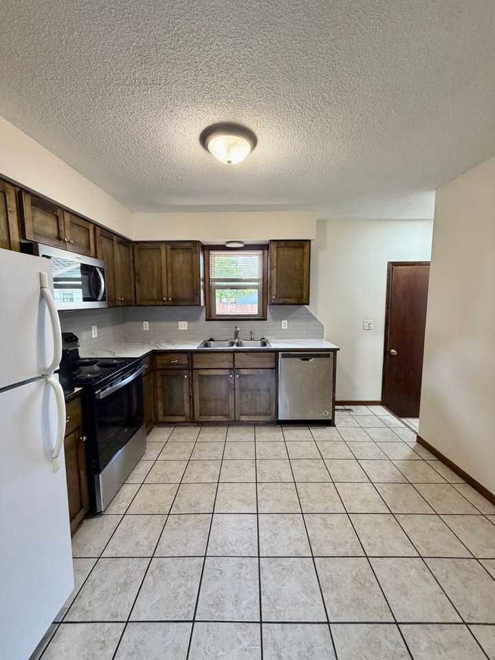 774 N Mount Carmel St - Photo 4 of 12