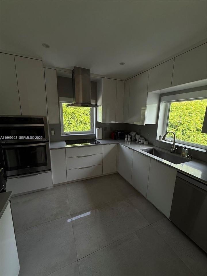 675 Ne 93rd St - Photo 3 of 26