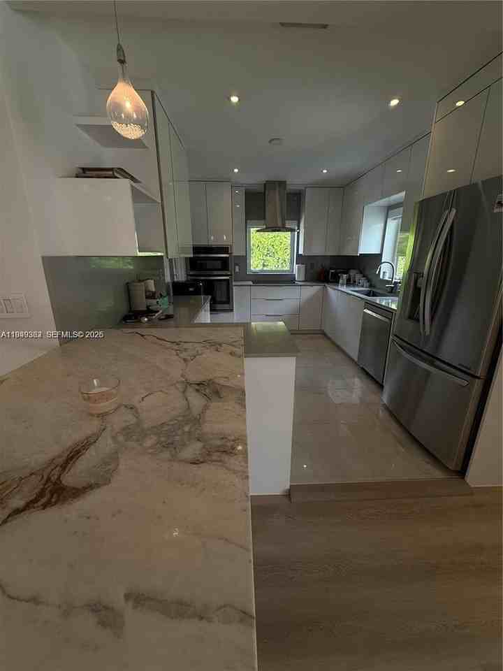 675 Ne 93rd St - Photo 4 of 26