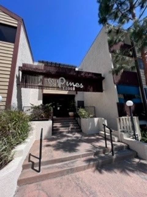 6000 Canterbury Dr #207