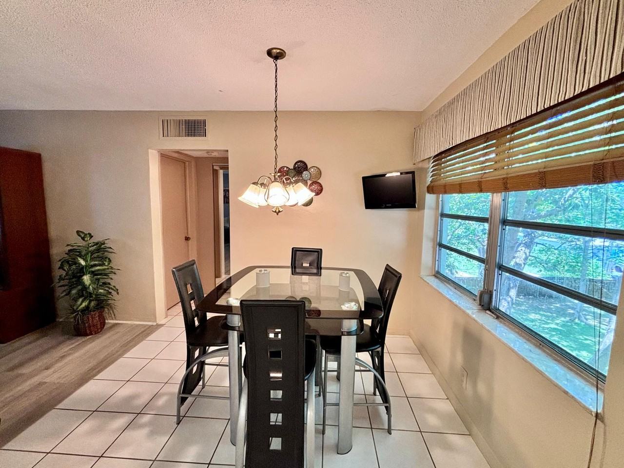 2031 Dewey St #306 - Photo 5 of 18