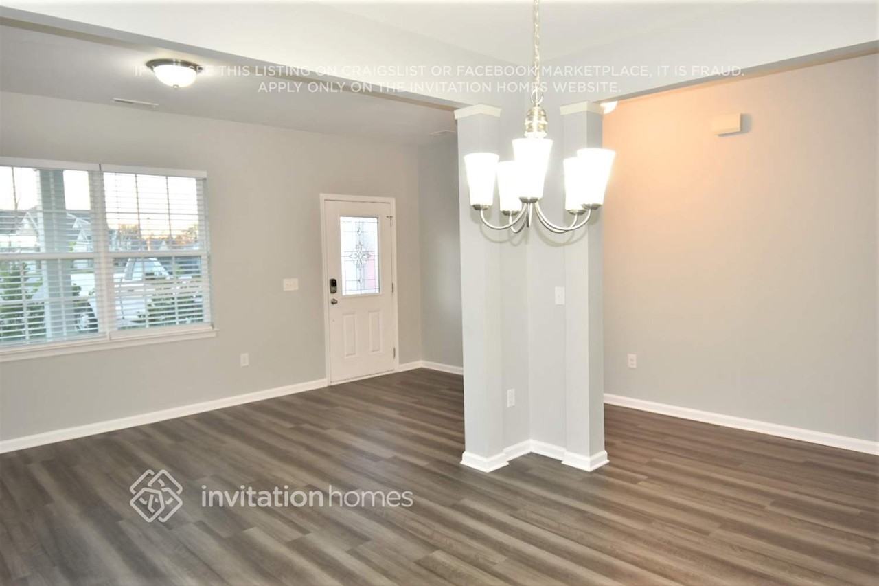 237 S Great White Way - Photo 2 of 19