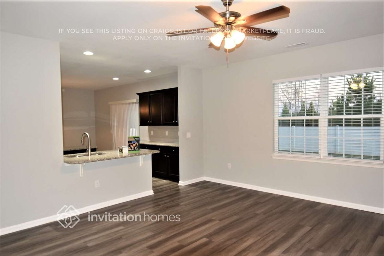 237 S Great White Way - Photo 6 of 19