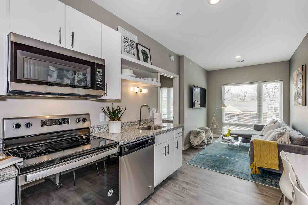 Seventeenth Apartments - Photo 2 of 50
