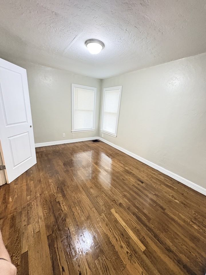 1718 8th St #1 - Photo 4 of 8