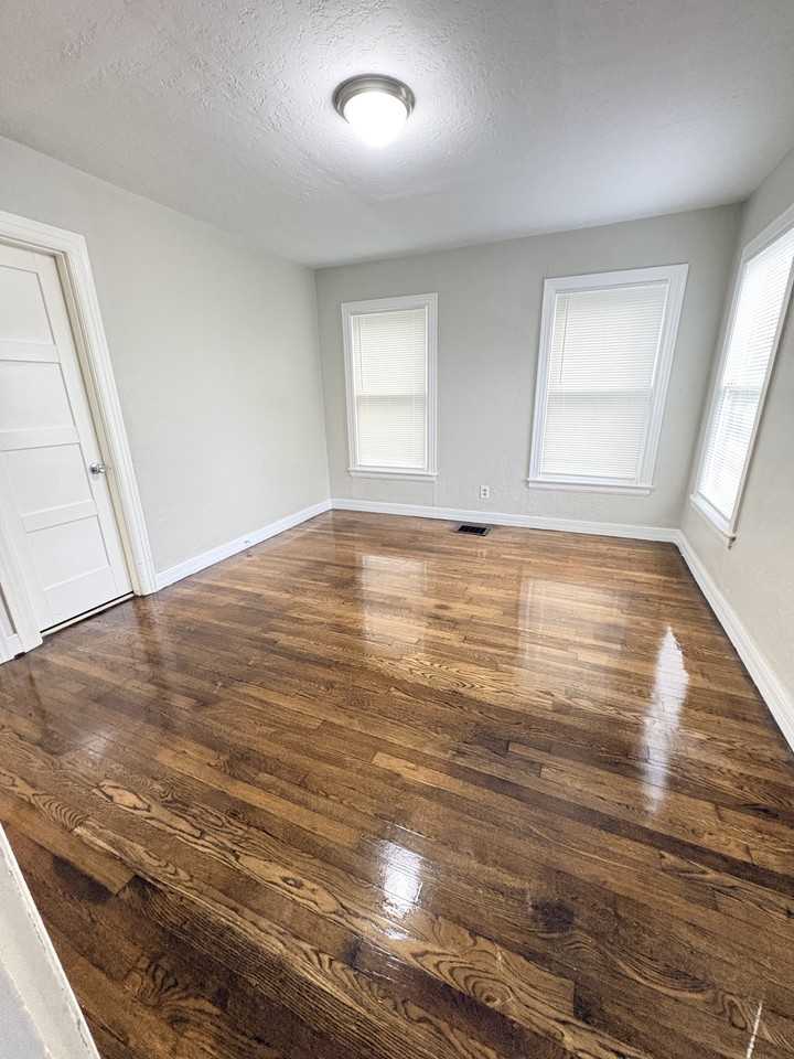 1718 8th St #1 - Photo 5 of 8