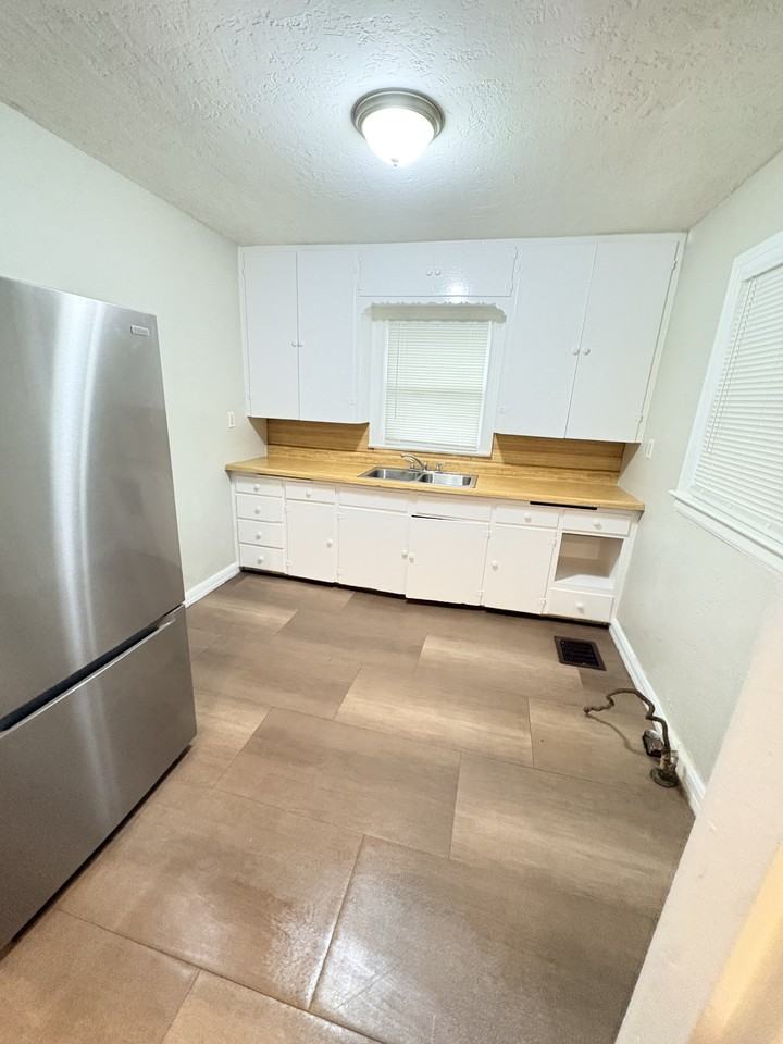 1718 8th St #1 - Photo 7 of 8