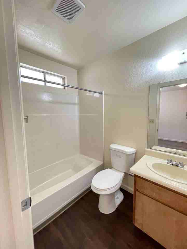 Lake View Apartments - Photo 6 of 7