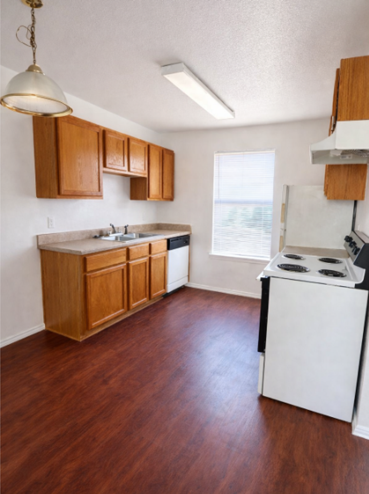 5704 Greengate Dr #D - Photo 4 of 11