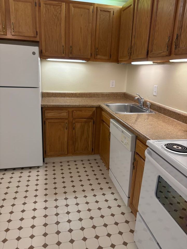 The Racquet Club Apartments - Photo 6 of 10