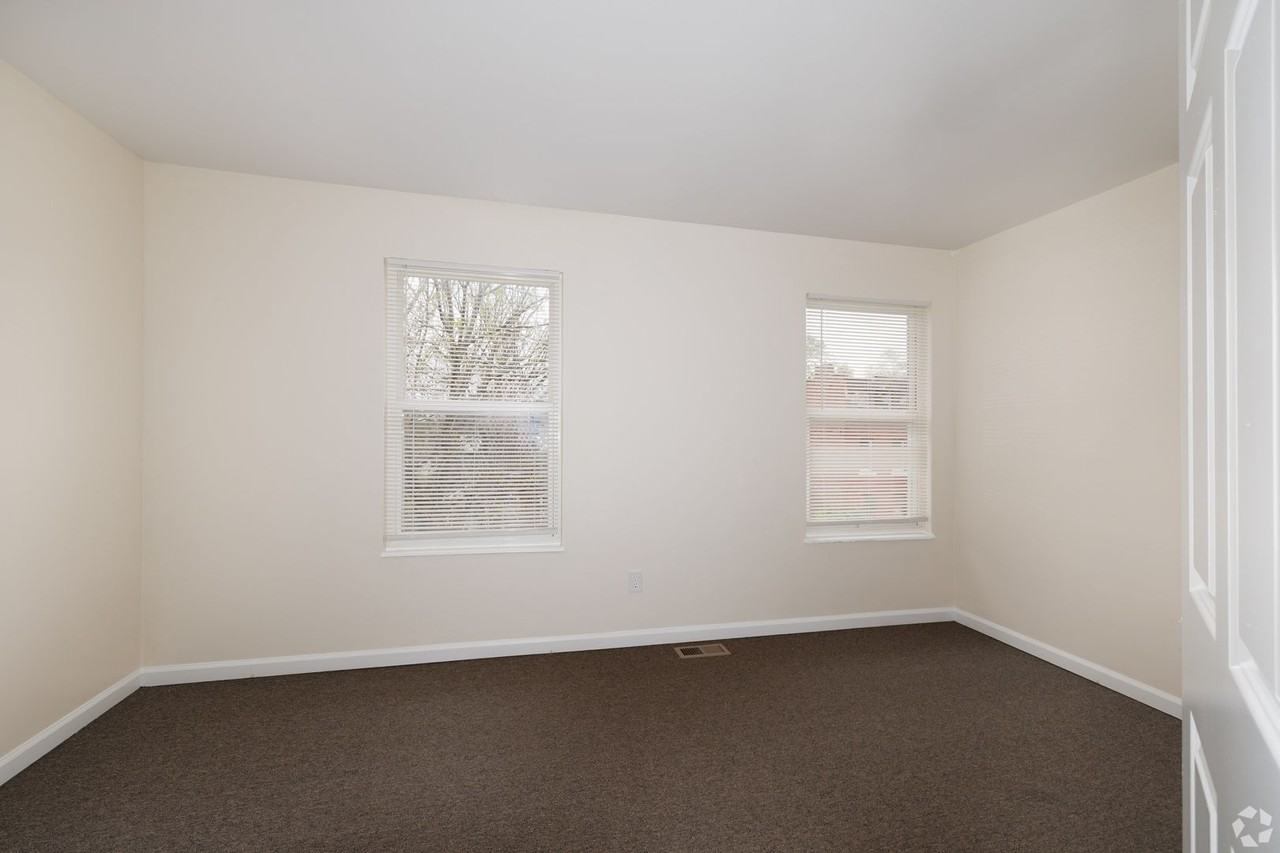 College Hill Apartments - Photo 6 of 25