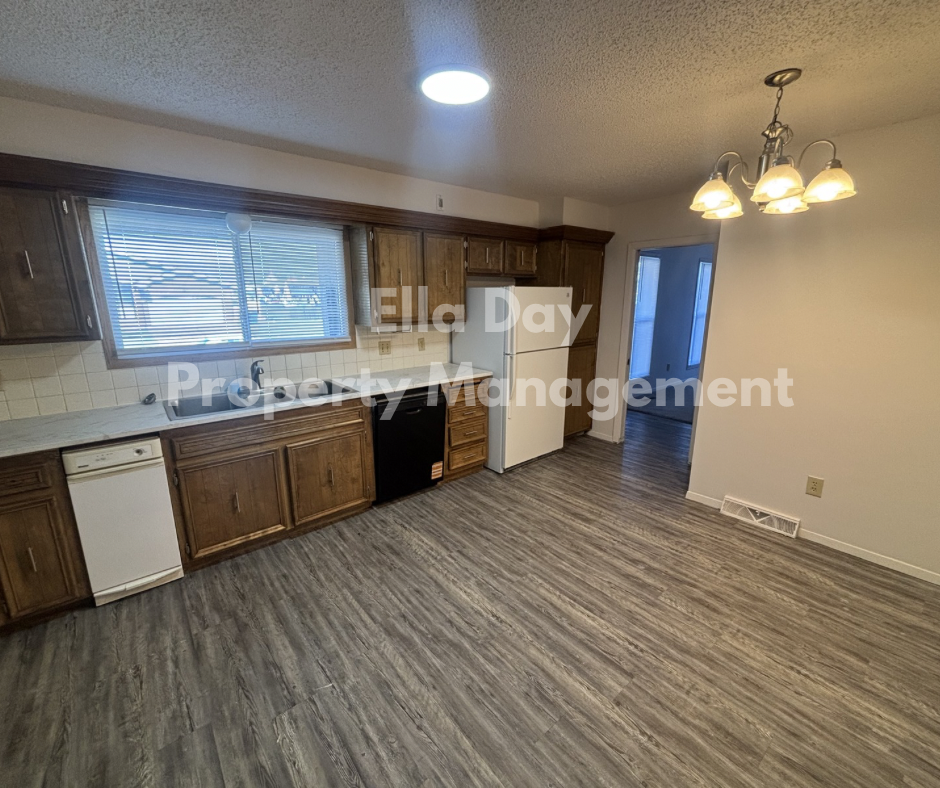 2006 S White Oak Dr #1 - Photo 3 of 10