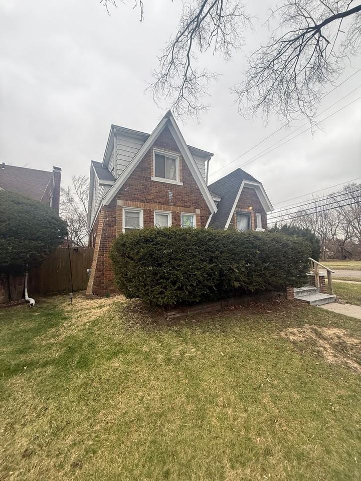 12847 Maiden St - Photo 4 of 6