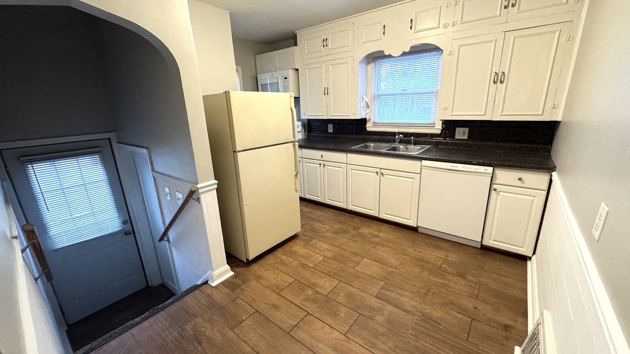 15 N Rotherwood Ave - Photo 7 of 36