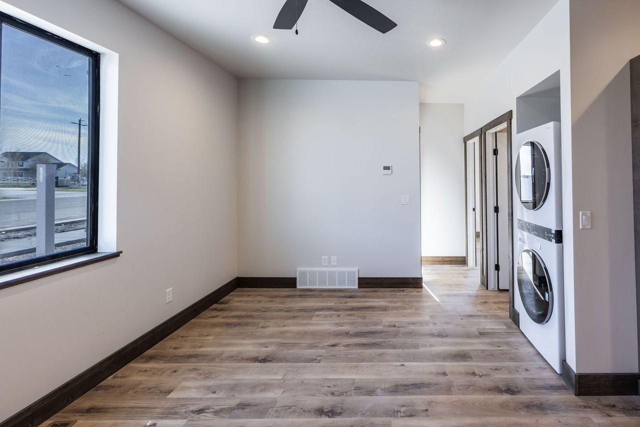 231 W 5th S - Photo 5 of 14