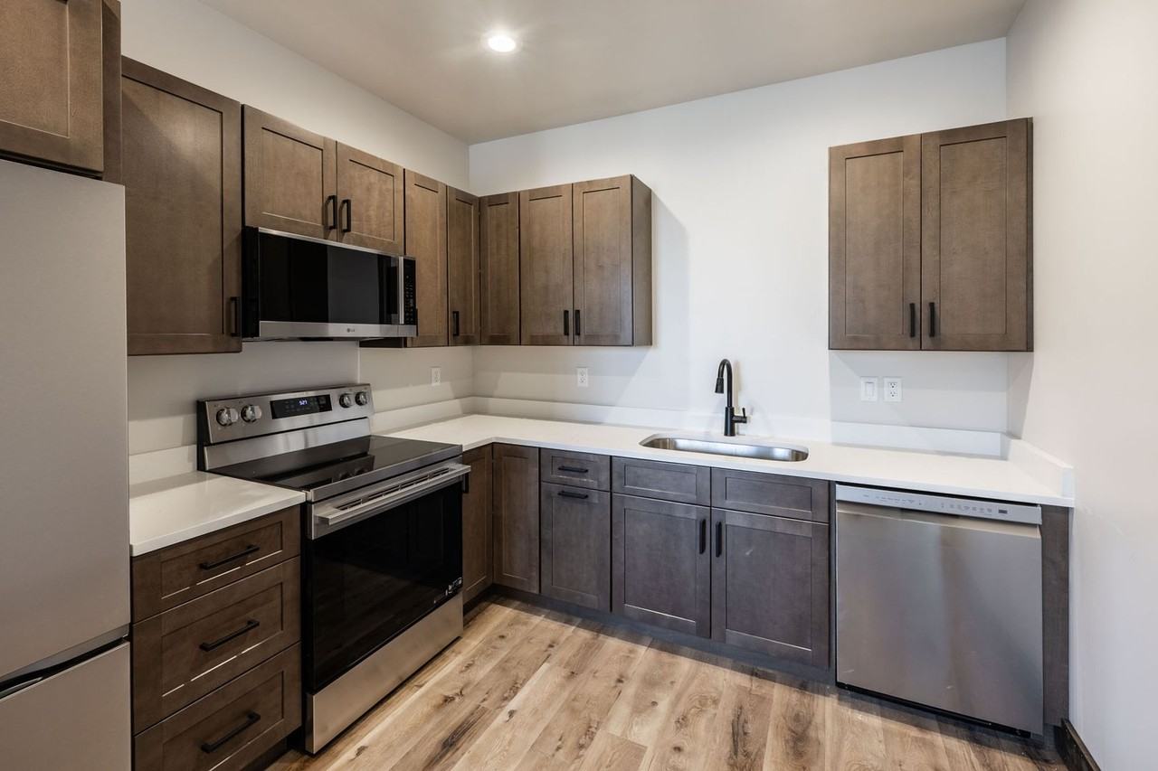 231 W 5th S - Photo 6 of 14