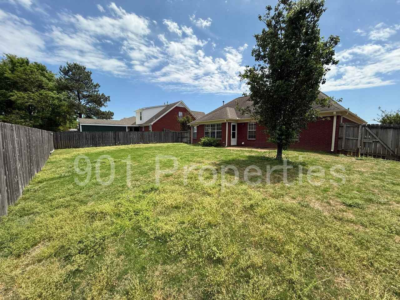 40 Garden View Dr #1 - Photo 2 of 15