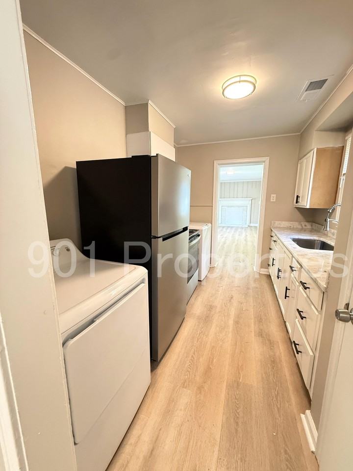 814 Colonial Rd #1 - Photo 3 of 17