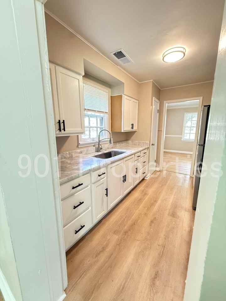 814 Colonial Rd #1 - Photo 4 of 17