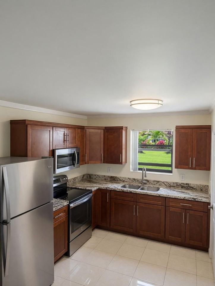 261 Ne 40th St - Photo 2 of 9