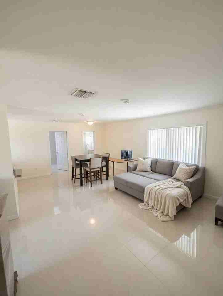 261 Ne 40th St - Photo 3 of 9