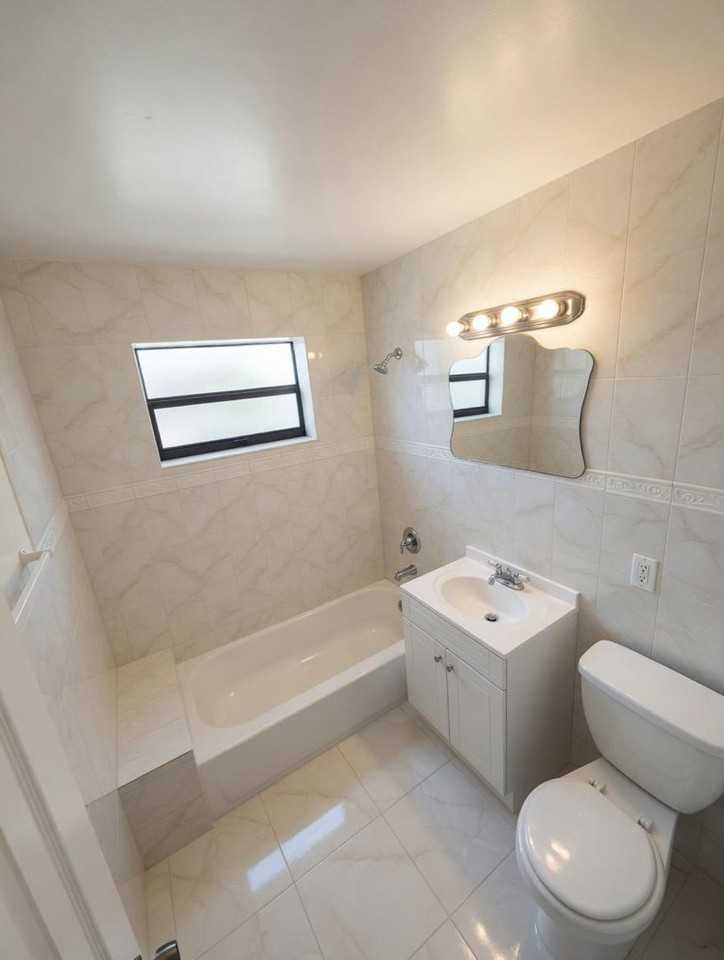 261 Ne 40th St - Photo 5 of 9