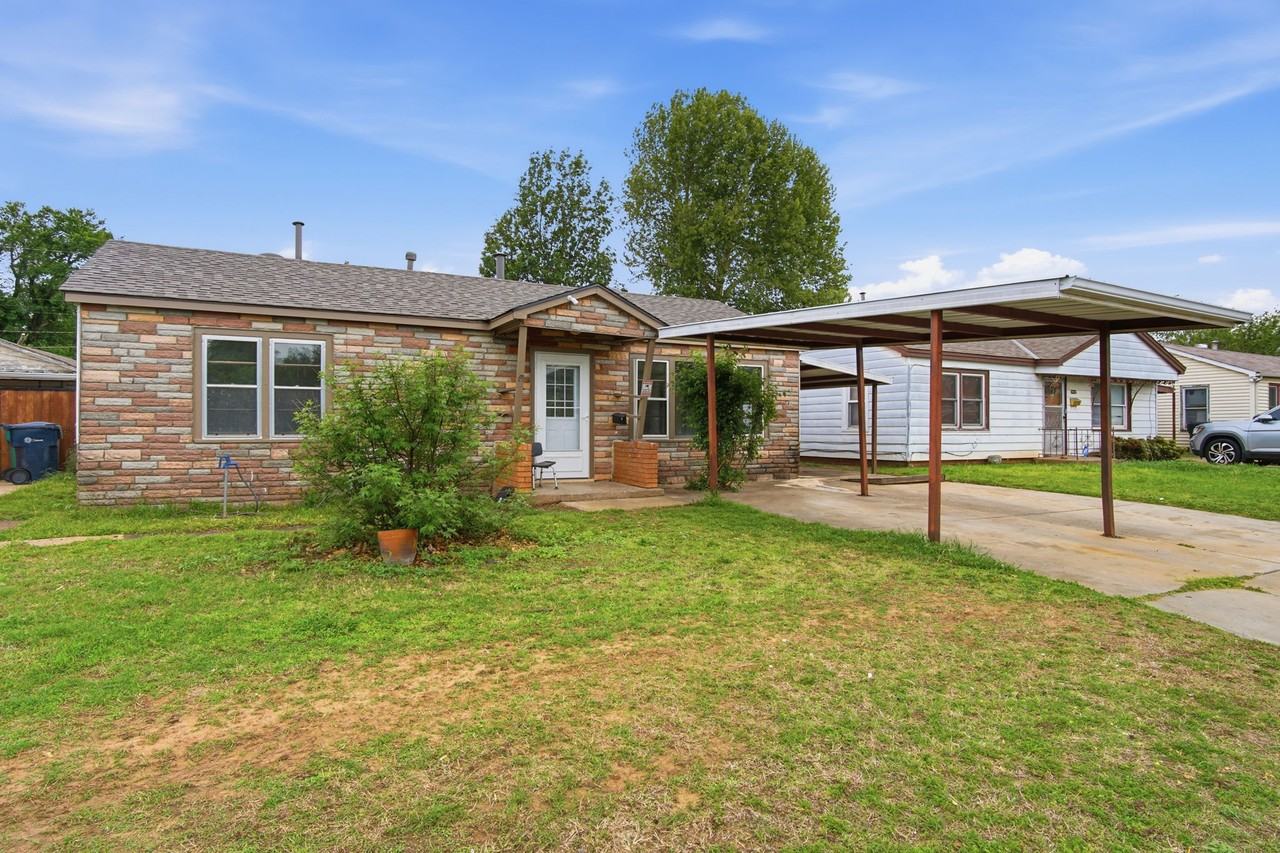 2228 Ne 23rd St #1 - Photo 3 of 19