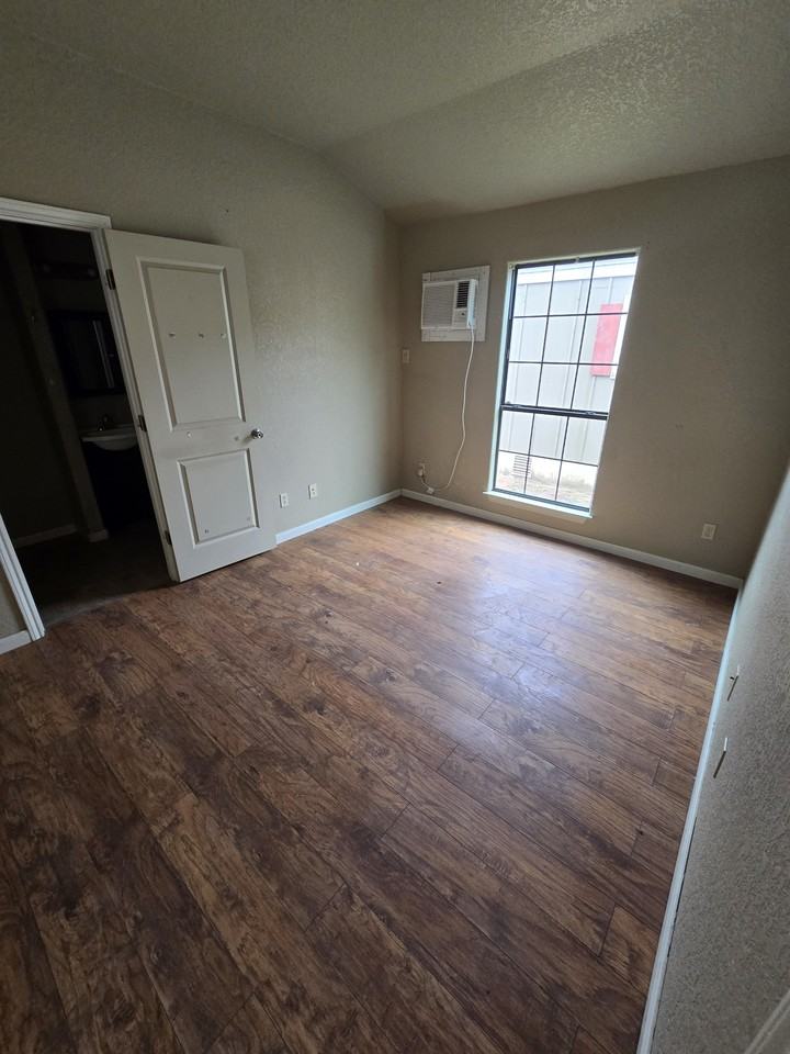 554 E 8th St #1 - Photo 2 of 4