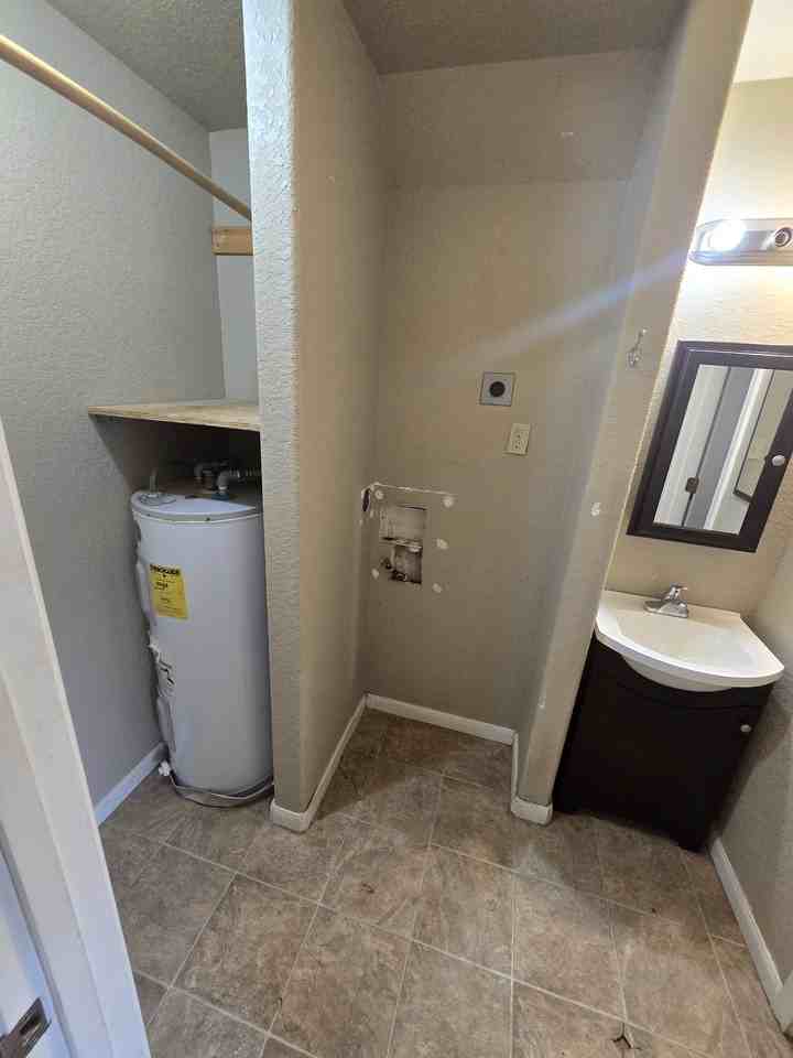 554 E 8th St #1 - Photo 4 of 4