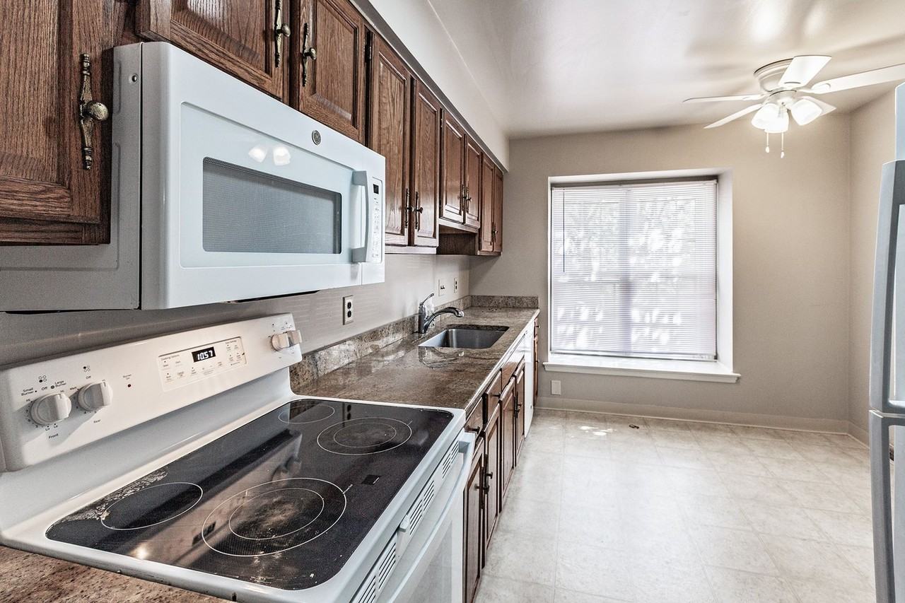 112 Wooden Carriage Dr - Photo 3 of 16