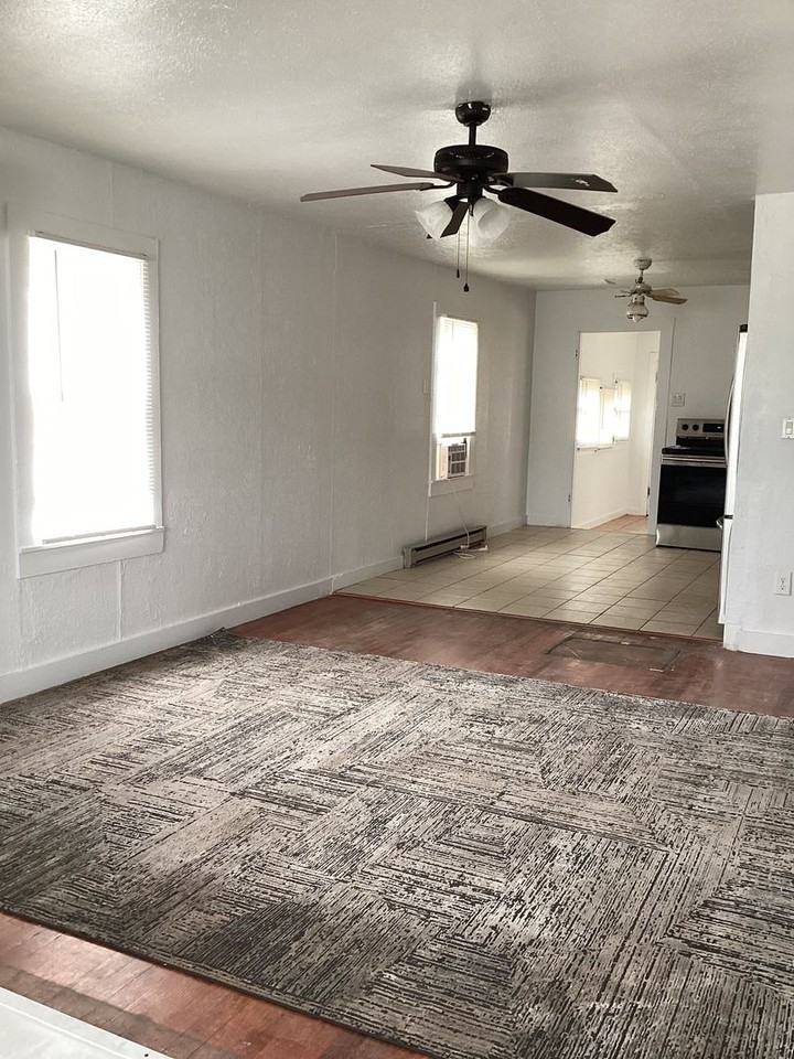 512 S Avenue D - Photo 2 of 9