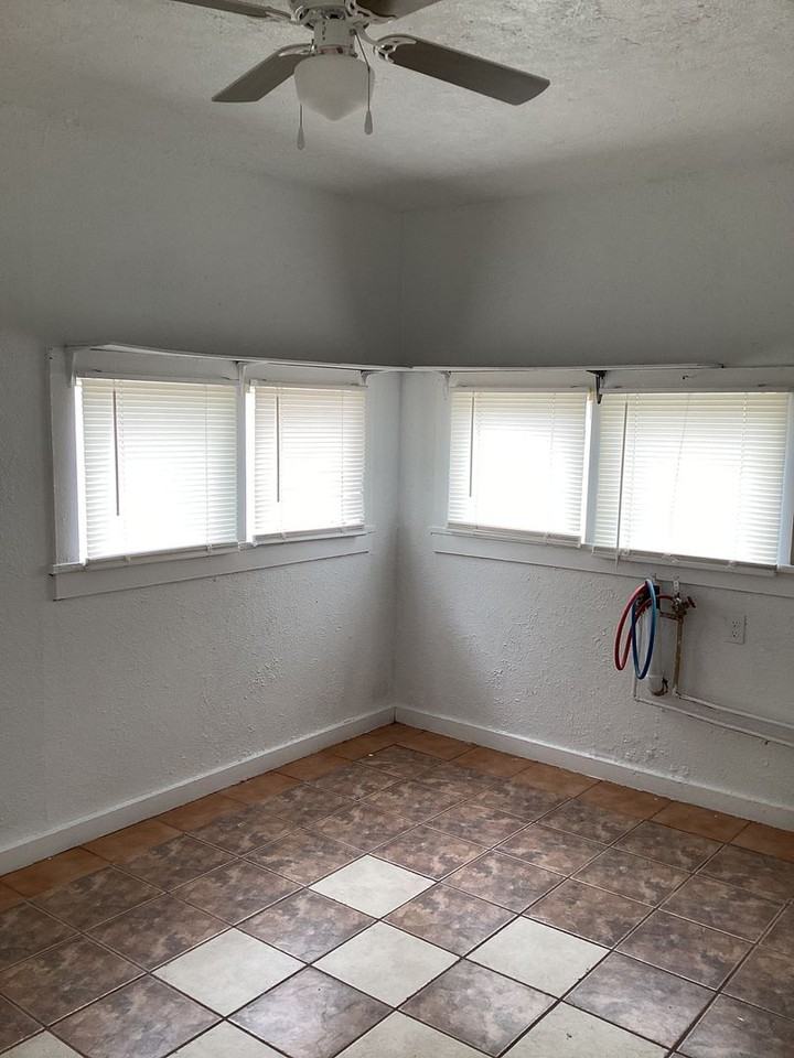 512 S Avenue D - Photo 4 of 9