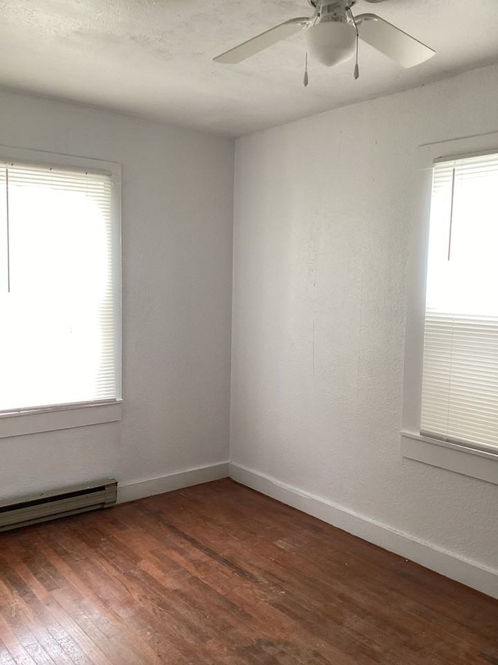 512 S Avenue D - Photo 6 of 9