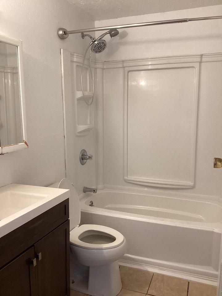 512 S Avenue D - Photo 7 of 9