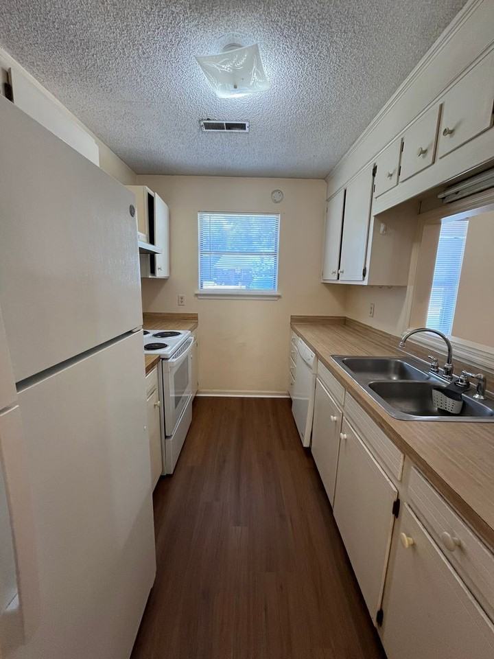 101B Freehold Cir - Photo 6 of 11