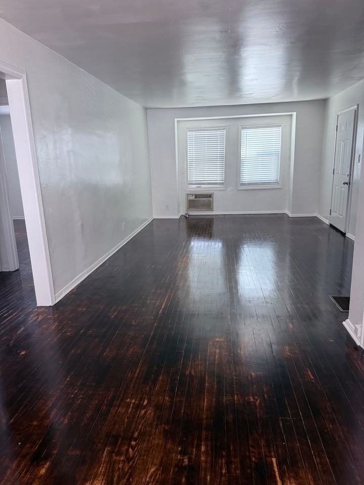 6101 CLYBOURN - Photo 3 of 14