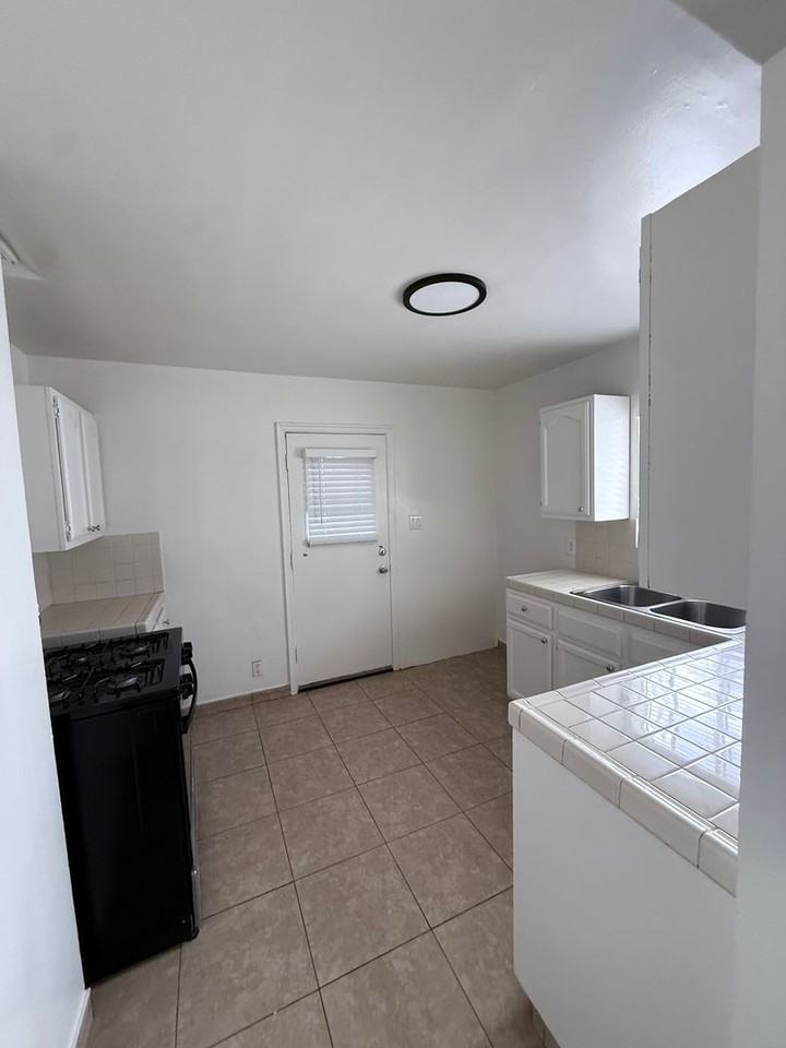 6101 CLYBOURN - Photo 4 of 14